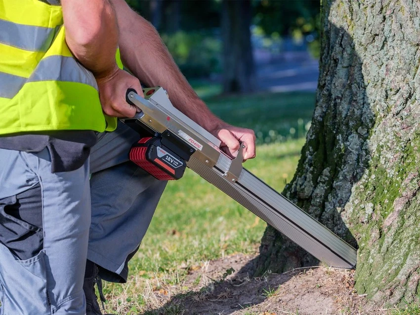 Técnico a realizar inspeção de árvores urbanas com o equipamento IML-RESI PD